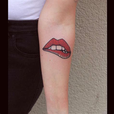 43 tatuajes de labios y besos con significado para。